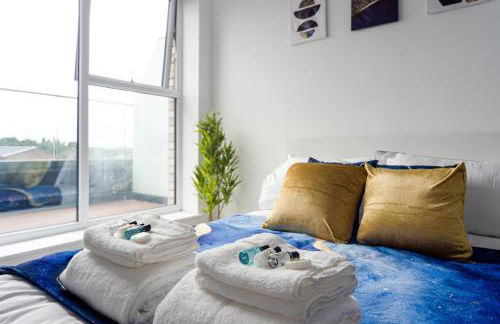 Step Free 2 Bed 2 bath Oasis FlatIClose to David Lloyd Gym with Fully Equipped Kitchen& Parking in DartfordIMins from station and 45 mins into Central London - Photo 12