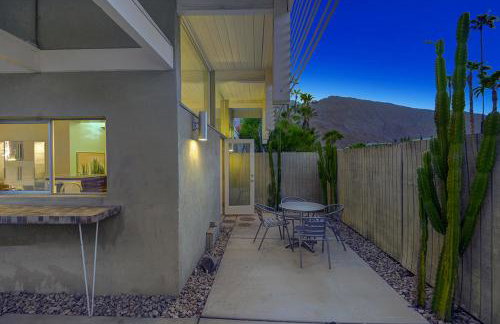 Retro Rendezvous Pool and Spa MidCentury Modern Home - Foto 11