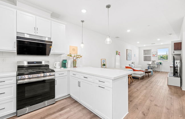 Chic Modern Retreat With Stunning Views - Photo 11