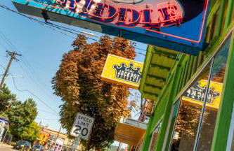 Stay Portland - Modern Portland Studio - Food Carts & Local Shops - Photo 17