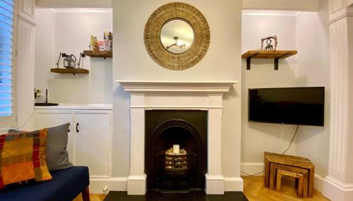 Charming 2-Bed Seaside Cottage - Moments from Brighton Beach & Pier - Foto 5