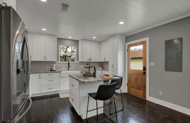 Upscale Home With Pool and Firepit - Close to Mercer St! - Foto 15