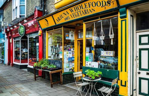 Lovely artist's home ecently refurbished - Photo 17