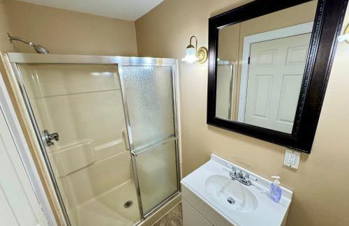 Berkshire Retreat Grand Home with Hot Tub and Large Yard, 5 mins from Jiminy Peak - Foto 34