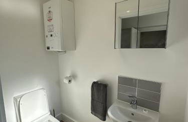 3 Bed Home with Driveway Parking for Contractors & Family stays in Stafford - Foto 21