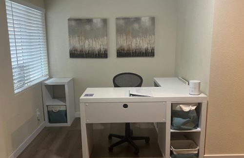 Peaceful Lakeside Retreat - Cozy 3BR Waterfront Home - Foto 14