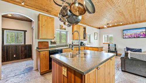 Rustic 5BR Escape with Private Hot Tub 25min to Park City - Foto 4