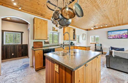 Rustic 5BR Escape with Private Hot Tub 25min to Park City - Foto 4