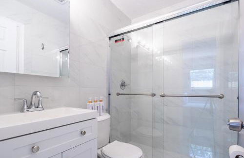 Modern 2BR Stay with Desk, Patio, BBQ, Free Parking - Foto 6