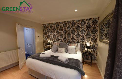 "Honeysuckle House Chester" by Greenstay Serviced Accommodation - Large 3 Bed House, Sleeps 6, Perfect For Contractors, Business Travellers, Families & Groups - Photo 12