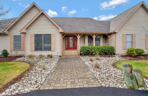 Gorgeous Creek Side Ranch-Style Estate With Dock - Foto 4