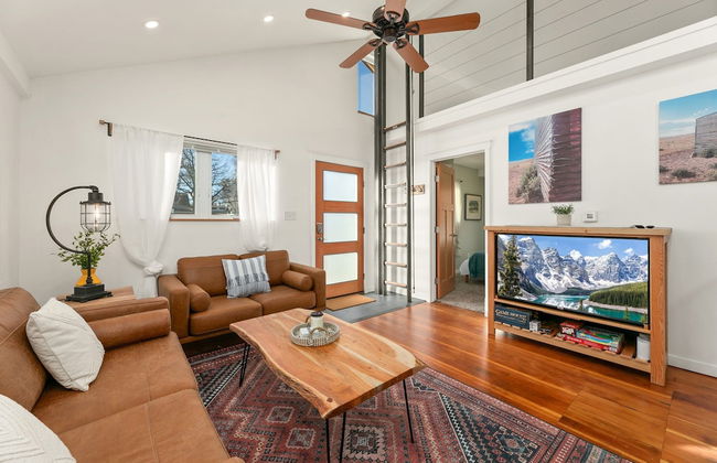 Vibrant Downtown Bungalow – Walk Everywhere! - Foto 1