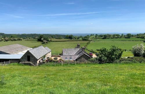 The Barn at Pentregaer Ucha, with tennis court and lake - Foto 12