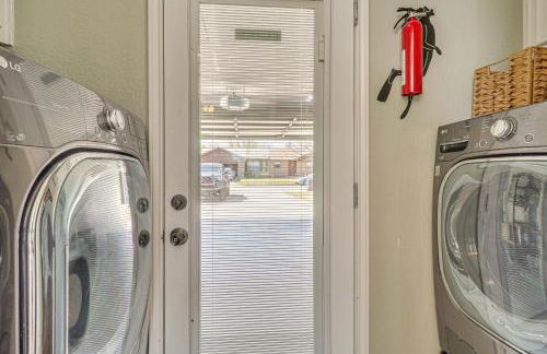 Hot Tub, Pool, and Fire Pit! Solar-Powered Hutto Gem - Foto 12