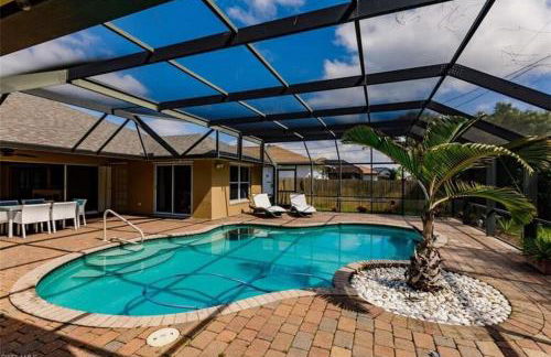 Tiki Paradise House & pool - 10 min to Beach! - Foto 1