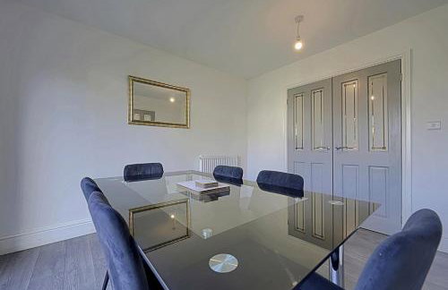 Comfortable 3-Bed Home - Driveway Parking - Foto 44