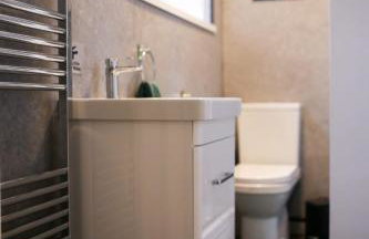 Detached Property With Secure Compound Parking - Foto 2