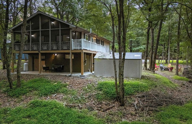 Frolic on Fern by Avantstay Enclosed Deck w/ Forest Views, Bar - Photo 40