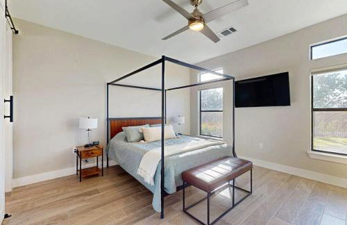 Stunning Lake House with Spacious Bedrooms - Minutes to Local Attractions - Photo 10