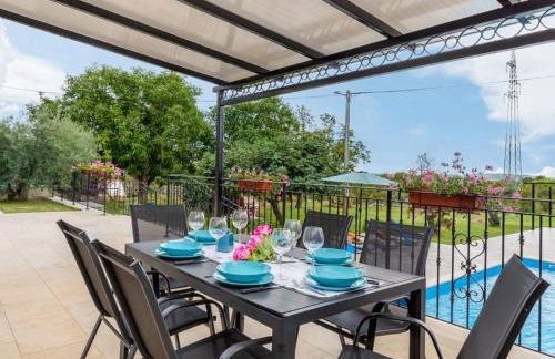 Stylish villa with swimming pool and garden - Foto 16