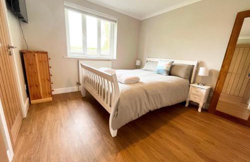 Modern 3 bed Bungalow with parking, private garden - Photo 3