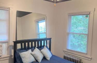 Charming 3 Bedroom Cottage Apartment in a Tudor-Style Home - Foto 20