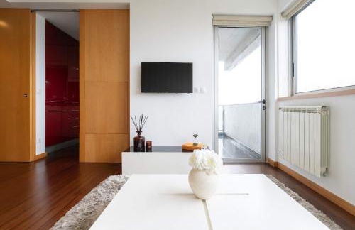 Modern Flat with Balcony & Garage by HostWise - Foto 11