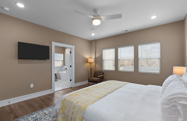 Bright Urban Comfort | JZ Vacation Rentals - Photo 4