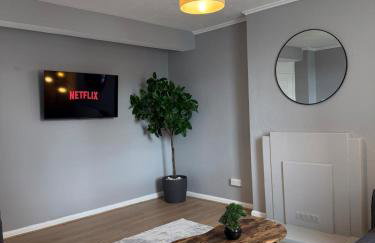 3 Bedroom Apartment with Balcony in London, Free Parking - Photo 2