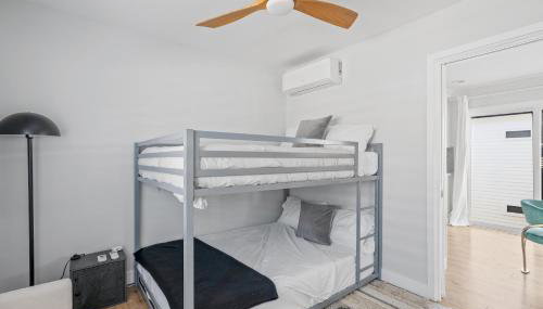 Renovated 3BR House with Heated Pool and Backyard Oasis - Photo 4