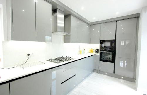 Deluxe 3 Bedroom 2 Bath House &Parking by CozyNest - Photo 6