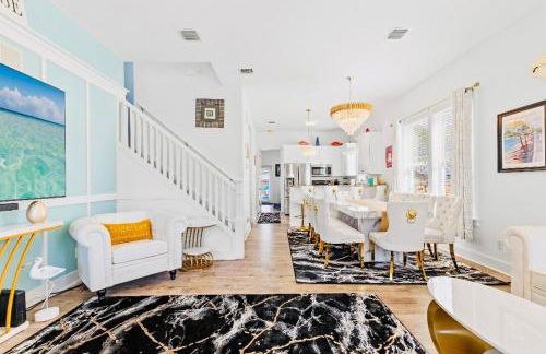 Lion of the Beach - Photo 2