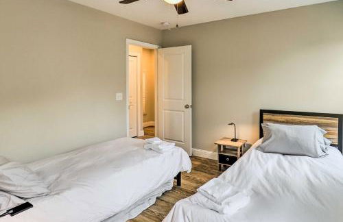 Modern Candler Home with Deck and Yard! - Foto 18