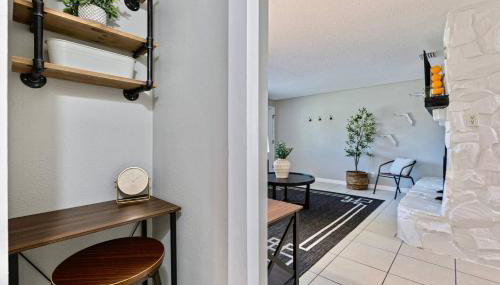 Right at Home Stays - Modern 2BR 2BA with Yard & Fireplace - Foto 4