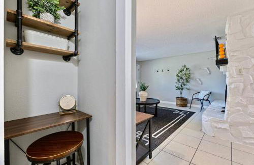 Right at Home Stays - Modern 2BR 2BA with Yard & Fireplace - Foto 4