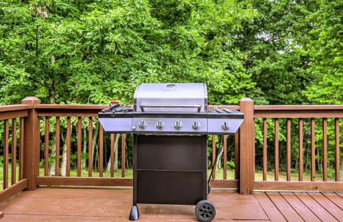 Peak-a-Blue Cabin - Watch Movies from Hot Tub, Mountain View, Bigfoot Bunker Game Room, Fire Pit, Oversized Deck, Screened-in Porch - Foto 22