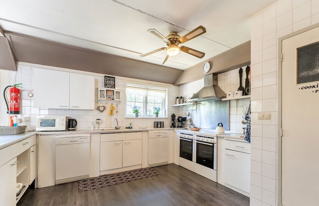 Attractive Farmhouse in Giethoorn With Garden - Photo 30