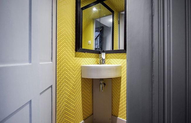 Exquisite Designers Abode - Photo 28