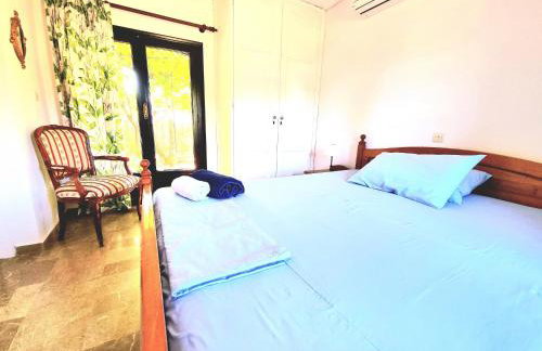 Spacious farmhouse with big yard and fireplace - Foto 9