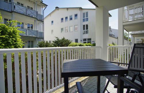 Terrasse, gratis Nutzung vom AHOI Erlebnisbad und Sauna in Sellin - Villa Karola FeWo 02 - Foto 5