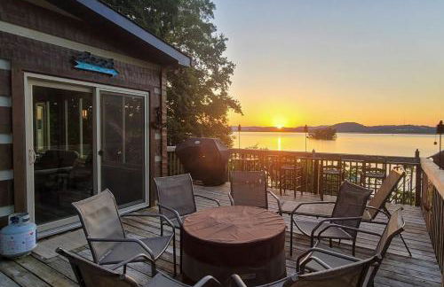 Scenic Lakefront Cabin Dock Water Activities Games - Foto 2