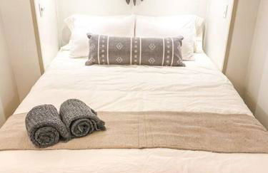 Wildland Zen Den Tiny House Retreat with Fireplace Grill AC Hammock Record Player Musical Instruments Pets OK - Foto 15