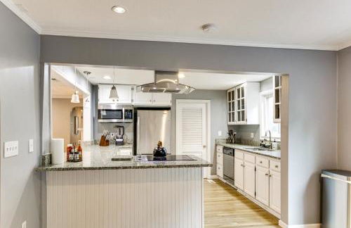 Large Yard with Pond Family Retreat in New Albany! - Foto 9