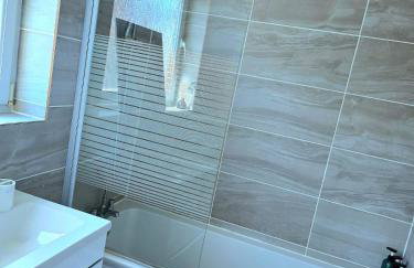 Large House, Home for Contractors- Park Free - Foto 45