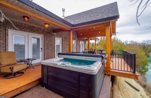 Tranquility Lake Getaway with Hot Tub on 27 Acres! - Foto 24