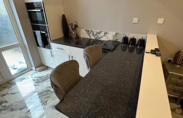 The Norwich Hideaway - Private Hot Tub - Photo 4