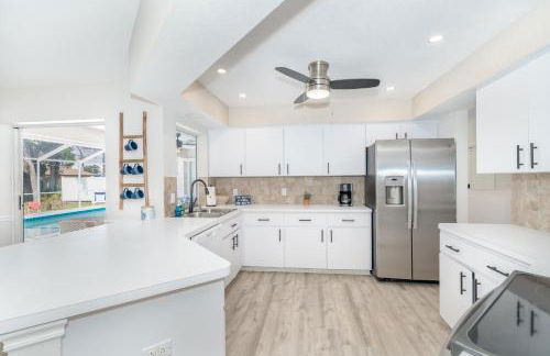 Beautiful Spacious Home! Close to Beaches - HEATED Private Pool - Foto 17