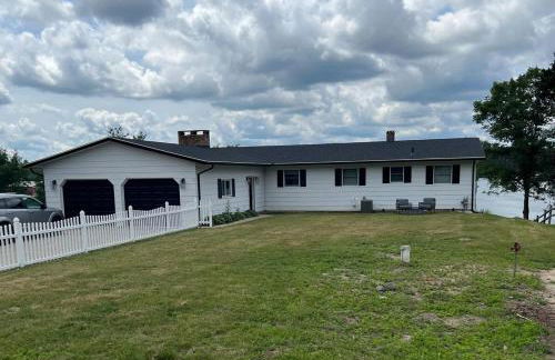 5BR Lakefront Getaway with hot tub - Foto 1