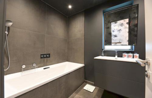 Architect-Designed Luxury Retreat 3BR Chessington - Pass the Keys - Photo 31