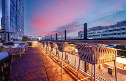 Balcony View and King Beds Walk to Golden 1 Center - Foto 13